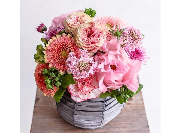 「FLORIST SEKIDO フラワーアレンジメント 生花 Mサイズ(ピンク)」