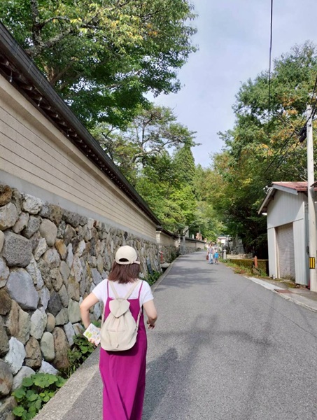 旅先での長歩きで、左ひざが「ポキポキ」「ギシギシ」……音に違和感が