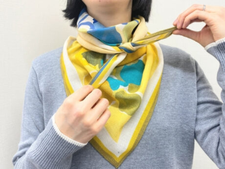 首のしわを隠して、小顔効果も狙える「アフガン巻き」