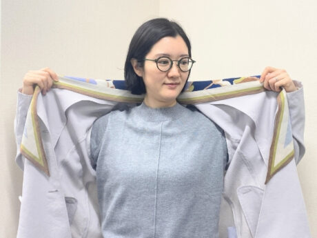 「コートの襟に沿わせて」、顔周りをパッと明るく