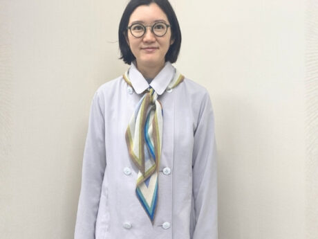 「コート襟のに挟み込み」、暗くなりがちなコート姿に彩りをプラス