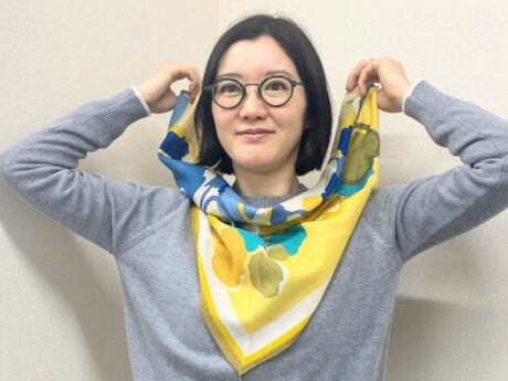 首のしわを隠して、小顔効果も狙える「アフガン巻き」