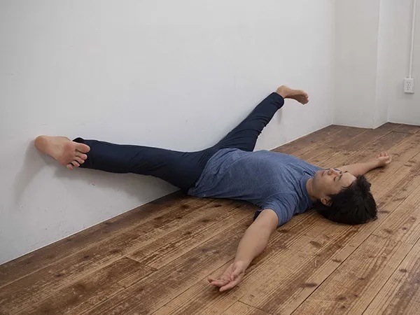 股関節まわりをほぐす開脚のポーズ
