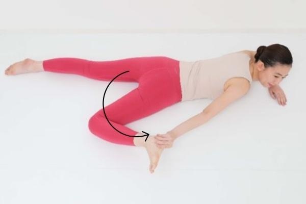 床に寝転んで「股関節ゆるめ」