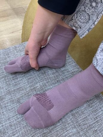 いざ検証！外反母趾サポートソックスをはいたら「夕方も足がラク！」