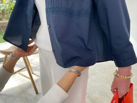 インナーの丈は「ブラウスより短め」が鉄則