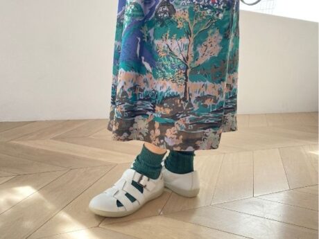 【ルール2】足元はあえて「はずす」。サンダルやソックス合わせで若々しく