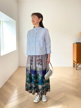 【ルール2】足元はあえて「はずす」。サンダルやソックス合わせで若々しく