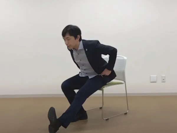 椅子を使った腰痛体操1：ハムストリングのストレッチ