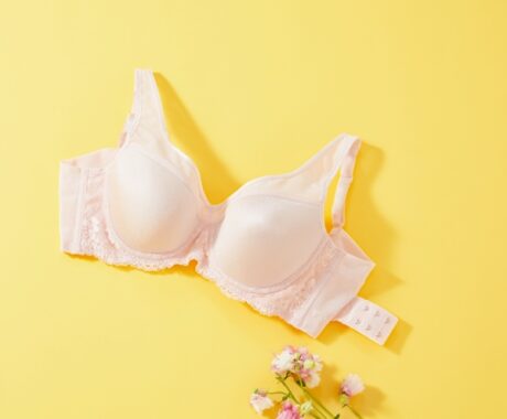 ポイント④：薄い夏服にも響かない！　透けにくいカラーとモールドカップ