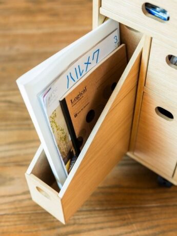 迷子になりがちなリモコンや、すぐ確認したい封書をサッと収納。封書がピッタリ収まるように計算されているのもポイント。ティッシュも入り、サイドの取り出し口から抜き取れます。