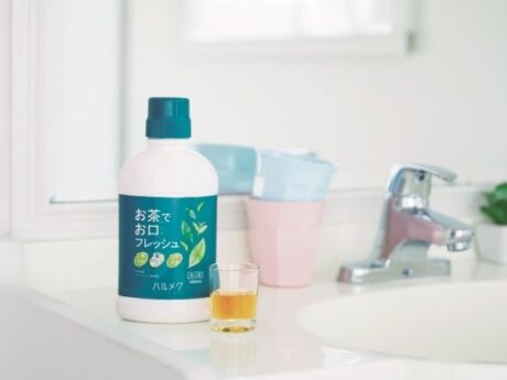 茶カテキンの力で汚れを固めて落とす。 99.9％天然成分の洗口液。 「ハルメク　お茶でお口フレッシュ＋マヌカ」 