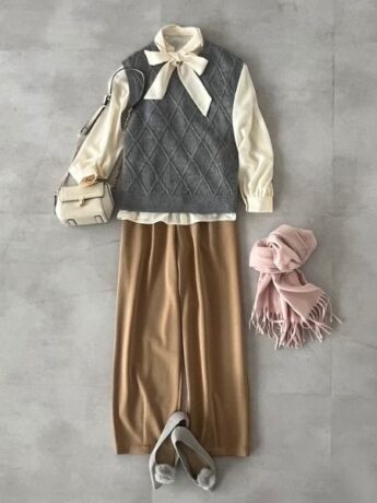 【明るめグレーで品よく】やさしい色の組み合わせで女性らしい印象に