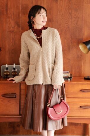 6．ベージュジャケット×レザースカート