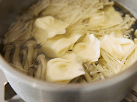 1. きのこは水から弱火でしっかり煮る しめじ、えのきは石づきを除き、食べやすい大きさに切ってほぐします。鍋にきのこと水を入れて火にかけ、煮立ったら蓋をして弱火で10分煮ます。 ★ポイント！：きのこを水から煮ることでしっかり旨味が出ます。そのため出汁（だし）は不要です。 2. 餅餃子を加え、柔らかくなるまでじっくり煮る あらかじめ準備しておいた餅餃子を鍋に加え、7～8分ほど煮ます。 